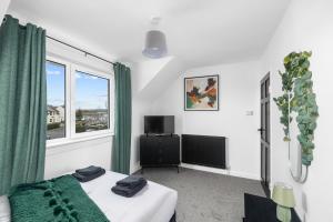 une chambre avec un lit et une fenêtre dans l'établissement 3BR spacious central home in a quiet location, à Montrose