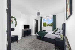 une chambre avec un lit et une fenêtre dans l'établissement 3BR spacious central home in a quiet location, à Montrose