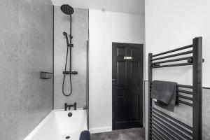 une salle de bain avec baignoire et douche dans l'établissement 3BR spacious central home in a quiet location, à Montrose 12 autres photos