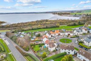 une vue aérienne d'un village à côté d'un plan d'eau dans l'établissement 3BR spacious central home in a quiet location, à Montrose