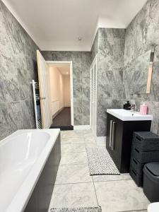 Et badeværelse på Sterling House - by EazyStays