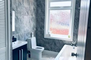 Et badeværelse på Sterling House - by EazyStays