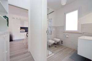 Ένα μπάνιο στο Luminoso Appartamento Centrale con Spazio Esterno +24 φωτογραφίες