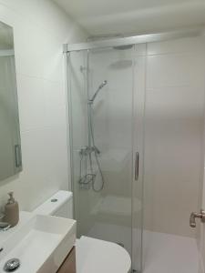 Ένα μπάνιο στο Apartamento El Taranto