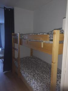 a couple of bunk beds in a room at Foux d'Allos, studio de 27m2 en centre-ville, plein sud avec terrasse in La Foux d'Allos