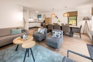 un salon avec un canapé et une table dans l'établissement Landgoed Het Grote Zand, à Hooghalen
