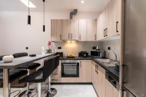 une cuisine avec des armoires en bois et un comptoir dans l'établissement The Saltwater Suite 1 minute Beach, à Kos