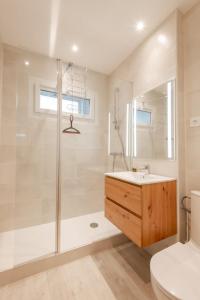 a bathroom with a shower and a sink and a toilet at Le Bleu des Remparts in Chalon-sur-Saône