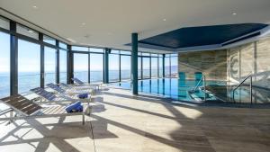 uma casa com piscina e algumas cadeiras em Hotel Princeps em Sátoraljaújhely