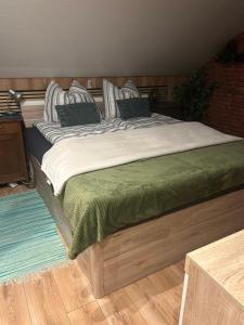 Ένα ή περισσότερα κρεβάτια σε δωμάτιο στο U tří koček