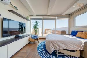 Ένα ή περισσότερα κρεβάτια σε δωμάτιο στο Luxury 3BR Seafront Duplex with Pool, Jacuzzi & Views by 360 Estates