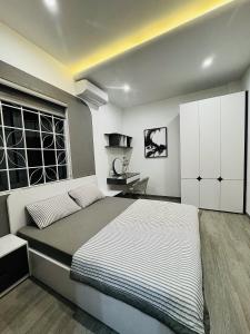 a bedroom with a large bed and a window at Dreamy homestay Huế in Thôn Văn Dương