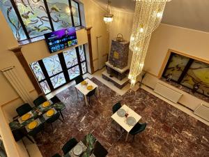 - une vue de tête sur un salon doté d'une cheminée dans l'établissement Domeniul Scrovistea - cazare si evenimente, à Bălteni