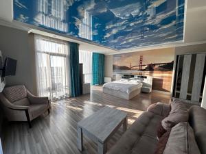 un soggiorno con un letto e un divano di Hotel Skyline Batumi a Batumi Altre 62 foto
