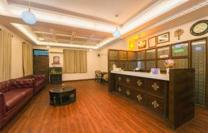 een woonkamer met een bank en een tafel bij R41-A Boutique Hotel In Jaipur Vaishali Nagar in Jaipur