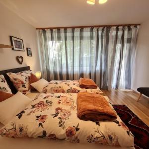 Un dormitorio con dos camas y una ventana con cortinas. en Außergewöhnlich, en Graz