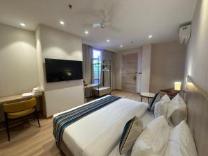 Ένα ή περισσότερα κρεβάτια σε δωμάτιο στο Bluestone Prime by The Cosy Hotels