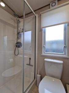 Koupelna v ubytování The Good Life, The Boulevard, Selsey + 10 fotografií