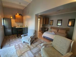 巴利托Guest house on Gillian UNIT 2的一间卧室，里面有一张床、一张沙发和几把椅子