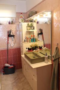 une salle de bain avec un lavabo et un miroir dans l'établissement Harmath Vendégház Balatonszárszó, à Balatonszárszó 27 autres photos