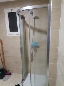 una ducha con puerta de cristal en un baño en Central Park, en Mohammedia