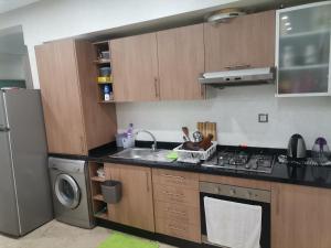 una cocina con fregadero y estufa horno superior en Central Park, en Mohammedia