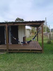een hangmat op een terras in een tuin bij Apartamento La Balsa in San Gregorio de Polanco