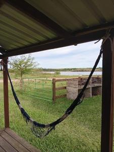 een veranda met een hangmat en een grasveld bij Apartamento La Balsa in San Gregorio de Polanco
