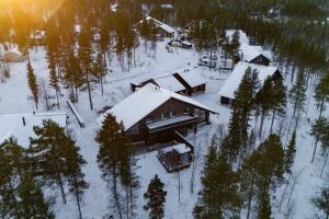 une vue aérienne d'une cabane dans la neige dans l'établissement Saana's chalets Levi, à Levi