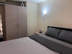 Una cama o camas en una habitación de Barrow stays