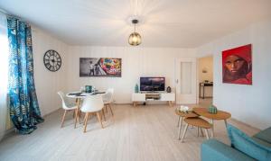 TV a/nebo společenská místnost v ubytování Le Colisée