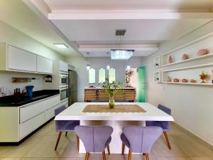 Una cocina o cocineta en Casa Completa com Piscina Churrasqueira Wi-Fi e Garagem para 2 Carros a 250m da Praia Acomoda 6 Pessoas, com Ar-Condicionado