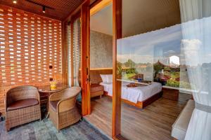 sypialnia z łóżkiem, stołem i krzesłami w obiekcie Kun - Kun Guest House Ubud w mieście Ubud