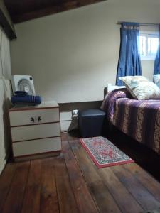 a bedroom with a bed and a dresser and a drawer at El depto de mirta 964 Esquiu in San Bernardo