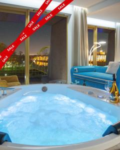 a jacuzzi tub in a hotel room at Boulevard Drobnera Residence - Apartamenty z widokiem na Odrę in Wrocław