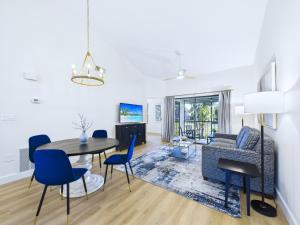 Телевизор и/или развлекательный центр в Stunning Hacienda at La Cita Country Club