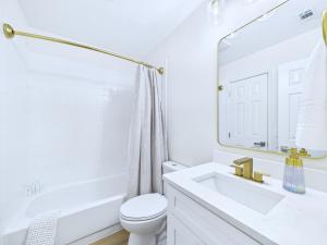 Ванная комната в Stunning Hacienda at La Cita Country Club +34 фотографии