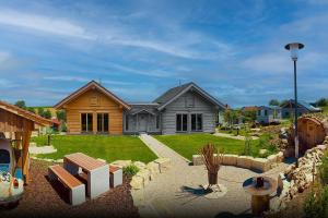 a house with a yard with a yard at Chalets Waldeck - Urlaub im Fränkischen Seenland und Altmühltal 