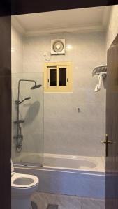 Ένα μπάνιο στο أجنحة المكارم للشقق المخدومة