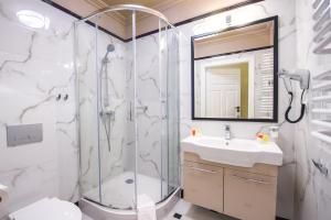 a bathroom with a shower and a sink at Dom Zdrojowy in Świeradów-Zdrój +16 photos