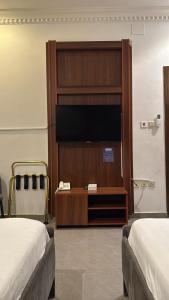 Ένα ή περισσότερα κρεβάτια σε δωμάτιο στο أجنحة المكارم للشقق المخدومة