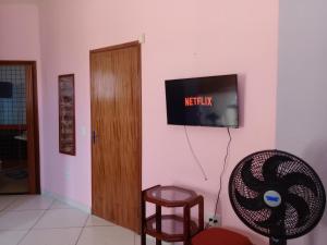 Μια τηλεόραση ή/και κέντρο ψυχαγωγίας στο Hostel & Cia Itanhaém