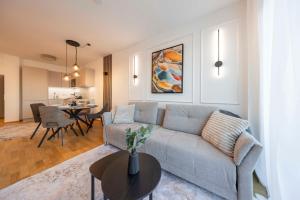 多瑙河畔克雷姆斯Sweet Apartments - Krems an der Donau的客厅里有一张沙发和一张桌子。