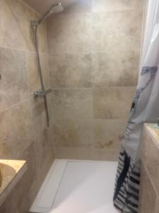 Koupelna v ubytování Les collines de chandieu