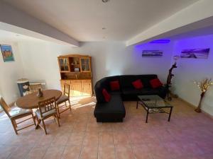 un salon avec un canapé et une table dans l'établissement La Maison d'Alice, à Mas-Grenier