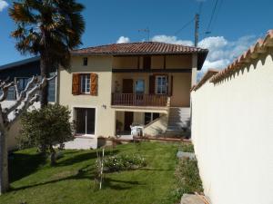 a house with a palm tree and a yard at La Maison d'Alice in Finhan