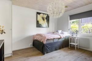 Giường trong phòng chung tại Family & Worker Accommodations in Stockholm