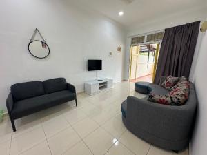 Posezení v ubytování Single Storey 3R2B walk to Restaurant & Shop at PD by MAISON