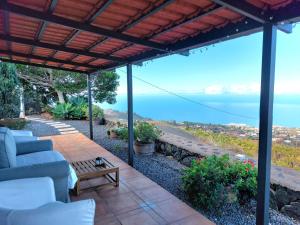 un patio avec vue sur l'océan dans l'établissement El Topo, à Puntagorda