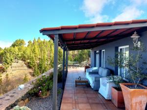une terrasse avec pergola sur une maison dans l'établissement El Topo, à Puntagorda